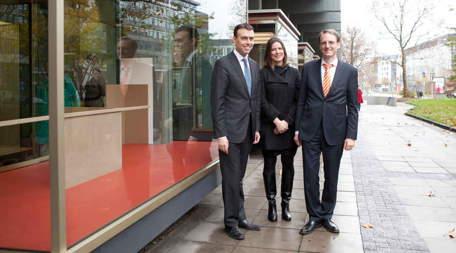 Eröffnung der Ausstellung vor den Ministerium für Wirtschaft und Finanzen, Baden-Württemberg. v.l.n.r. Minister Dr. Nils Schmid, Schirin Kretschmann, Bernd Georg Milla (Geschäftsführer der Kunststiftung) 